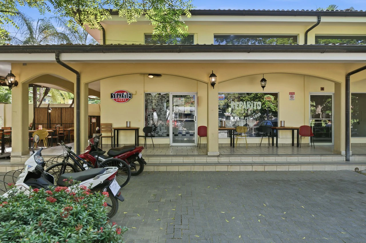 Reparito House: Turnkey Restaurant & Commercial Property for Sale - Gallery image 4