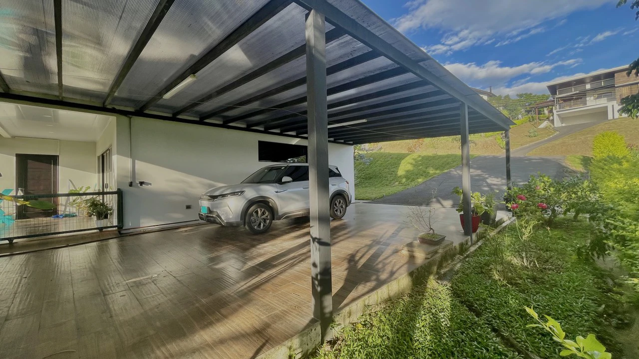 Casa 40 Grecia: Modern 4-BR Country Estate in Grecia | 4-Car Covered Garage, Solar Hot Water, First-Floor Bedroom & River Trails - Gallery image 5