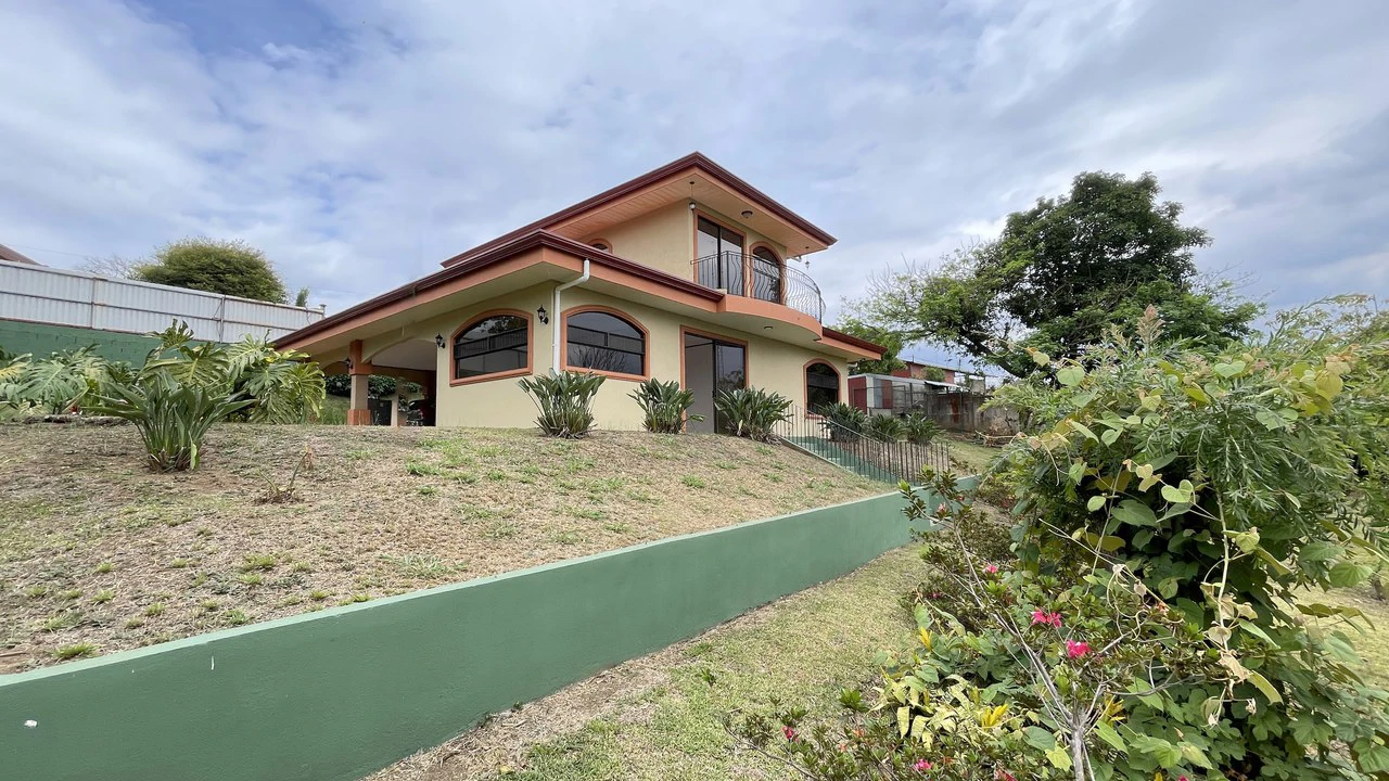 House for Sale in San Isidro, Grecia – 3,359 m² Lot with View - Gallery image 3