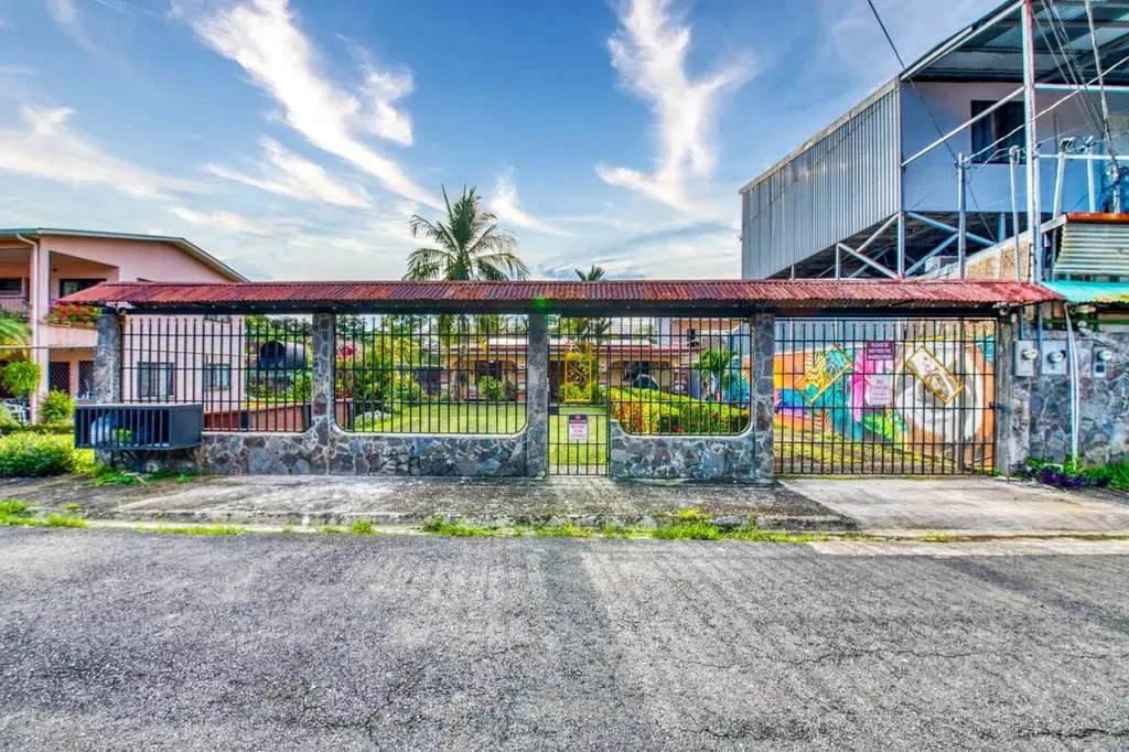 Discover this beautiful property in the heart of Jaco, a home built in the classic Costa Rican style - Gallery image 18