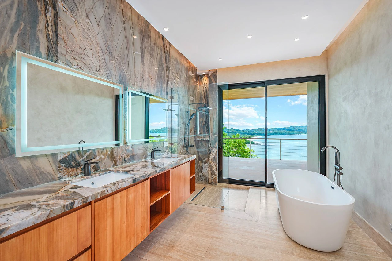 Casa Vision: Luxury Estate with Sweeping Ocean Views - Gallery image 18