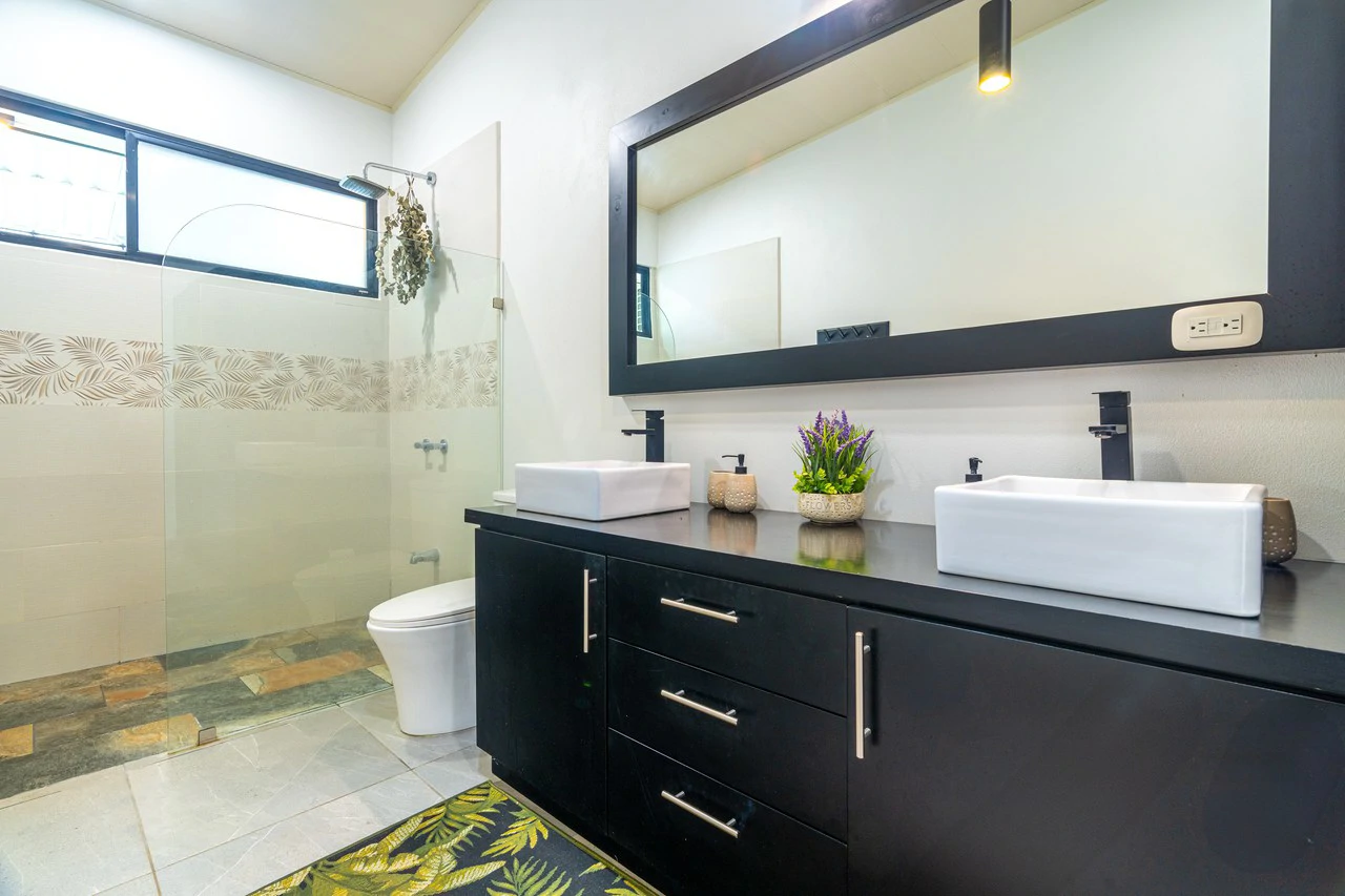Modern 3 Bedroom Home - Walking distance to it all! - Gallery image 35