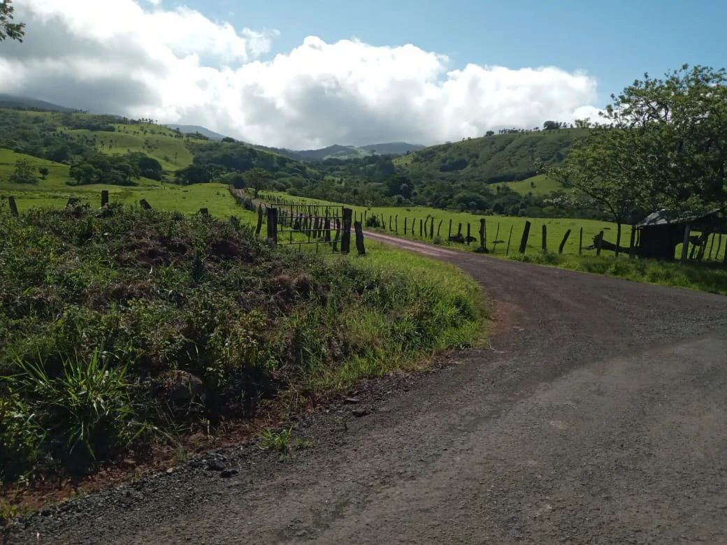 Warm Spring Mountain Property in a tropical landscape and antique wooden house,  50 minutes from Liberia city