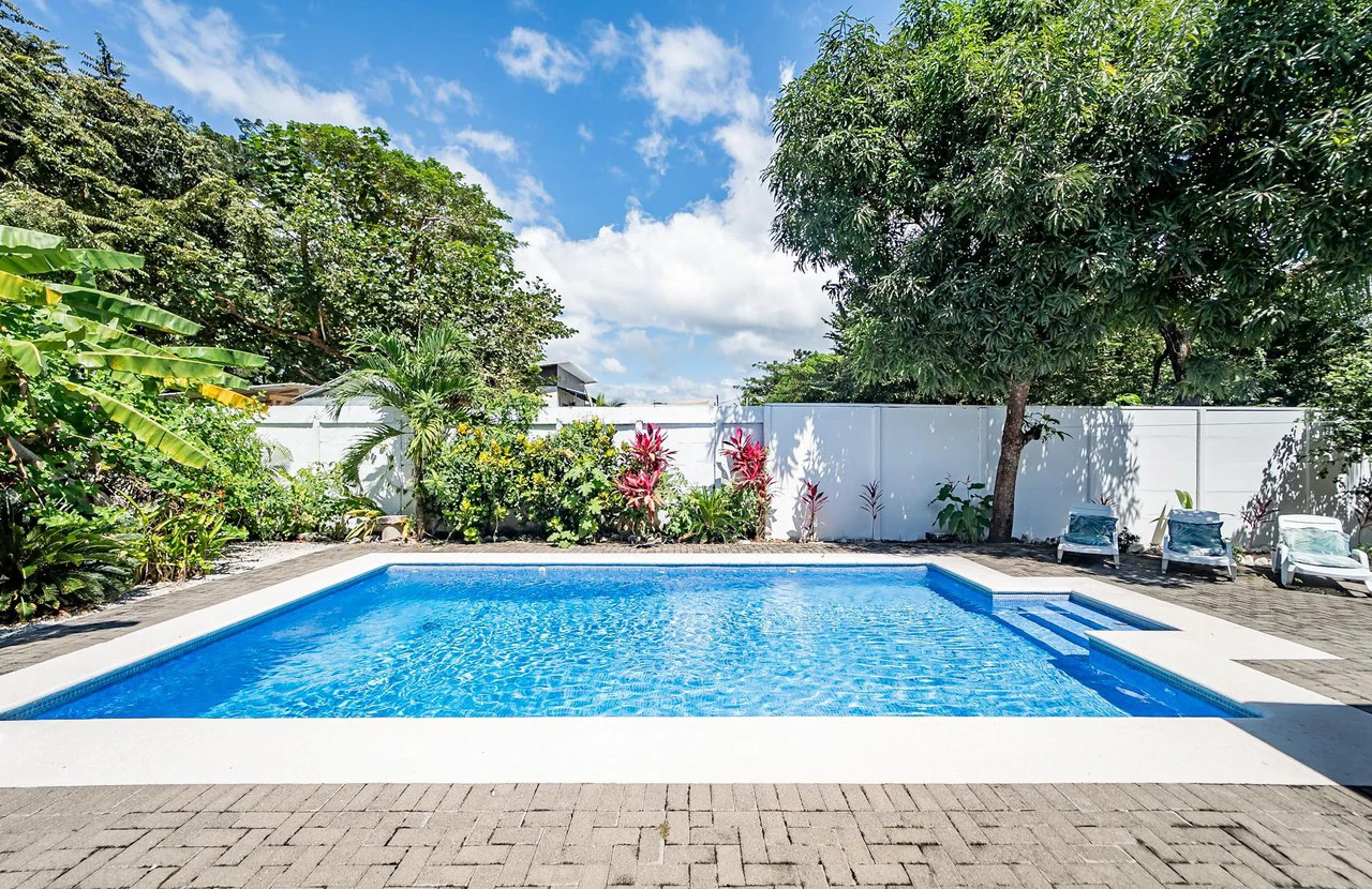 Casa Verde: Stunning Pool and Exceptional Outdoor Living Space - Gallery image 5