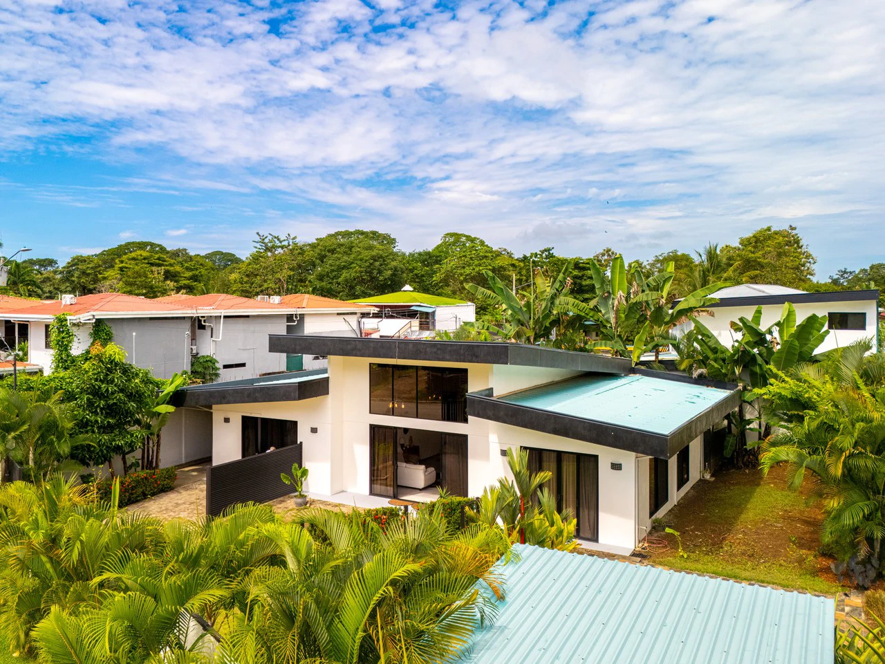 Modern 3 Bedroom Home - Walking distance to it all! - Gallery image 2