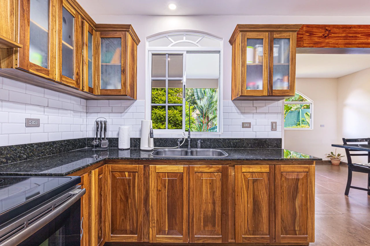 Exceptional 5-Bedroom Residence on Los Laureles Street – Prime Location & Versatile Layout - Gallery image 5