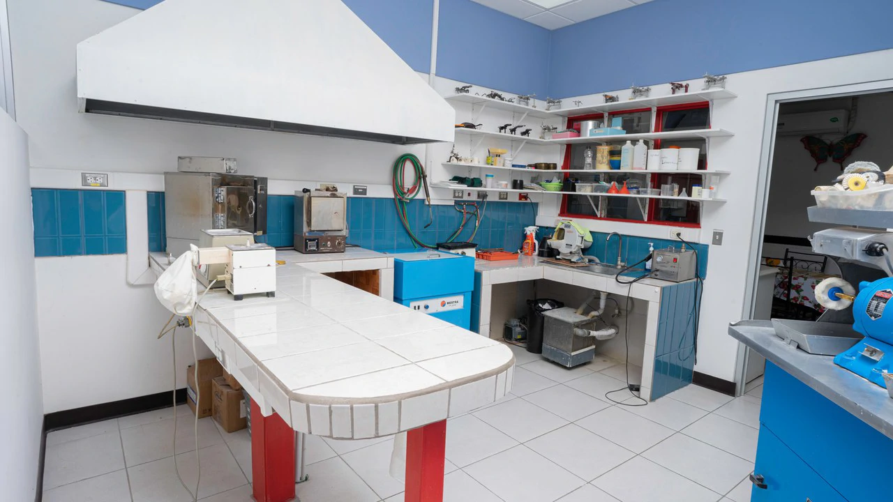 L-130: Building with fully equipped dental clinic - Gallery image 4