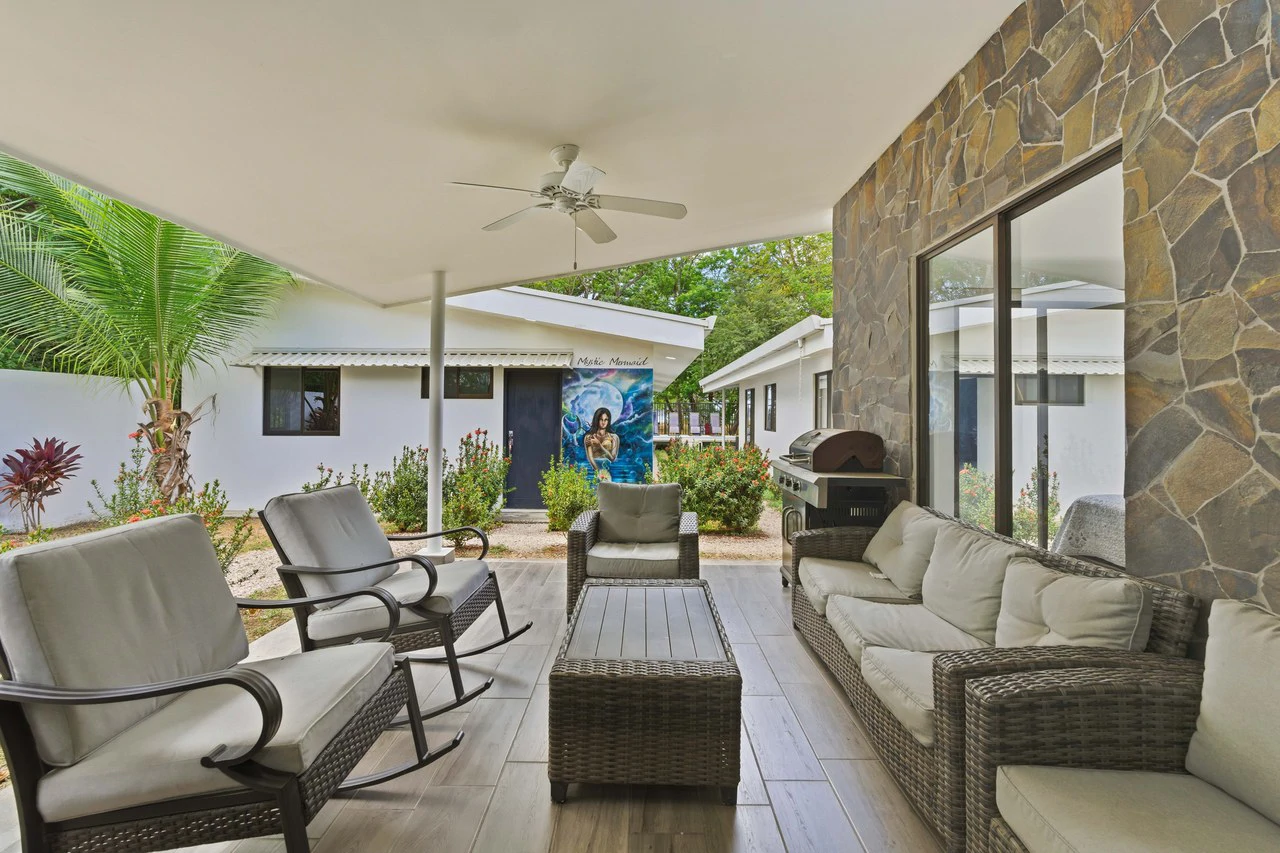 Three Mermaids: Beachfront 10-Bedroom Pod-Style Residence with Pool in Playa Flamingo - Gallery image 20