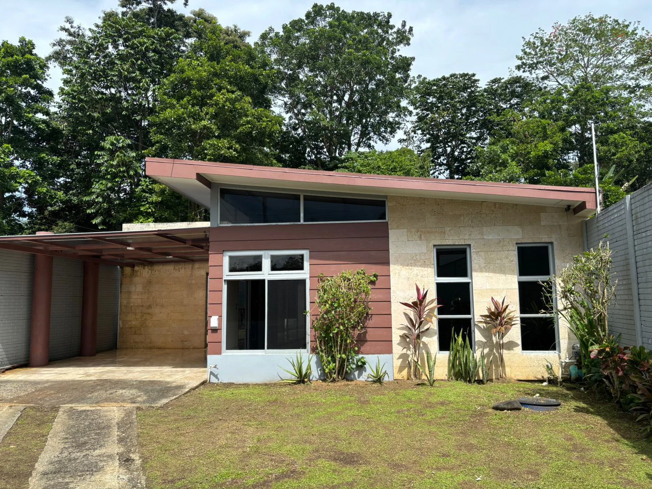 Beautiful home in Gated Community: Year Round Summer VACATION, SECOND HOME, RETIREMENT, FOOT OF THE RAINFOREST