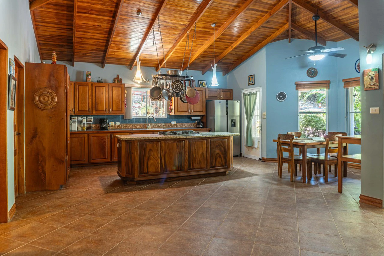 Casa Sereno: A Spacious Retreat Just Minutes From Town - photo 11