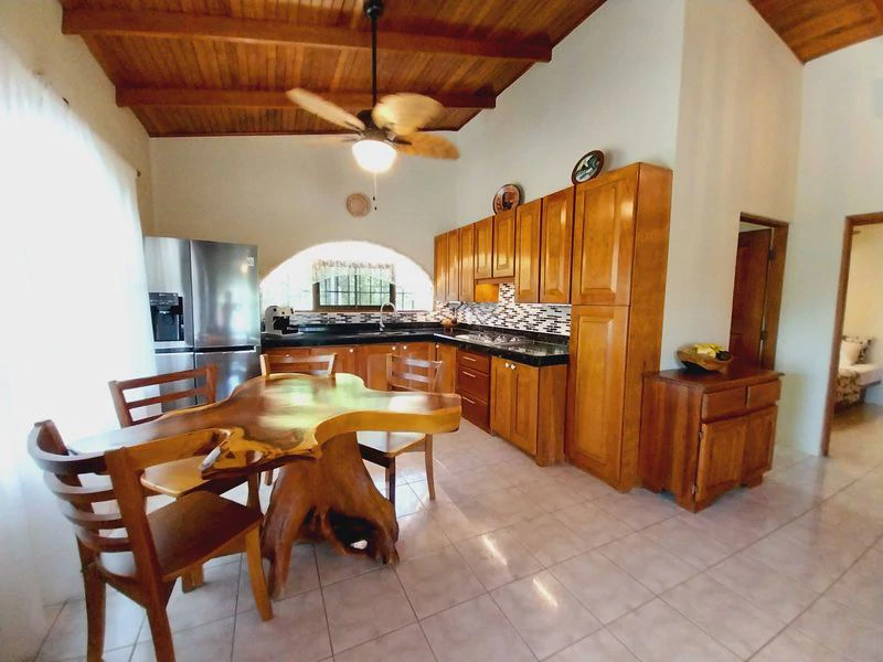 Casa Bella Montana: Charming Mountain View Home - a Slice of Paradise with Spectacular Mountain Views, New Custom Salt Water Designer Pool, and Detached 2 Car Garage with Workshop - Gallery image 16