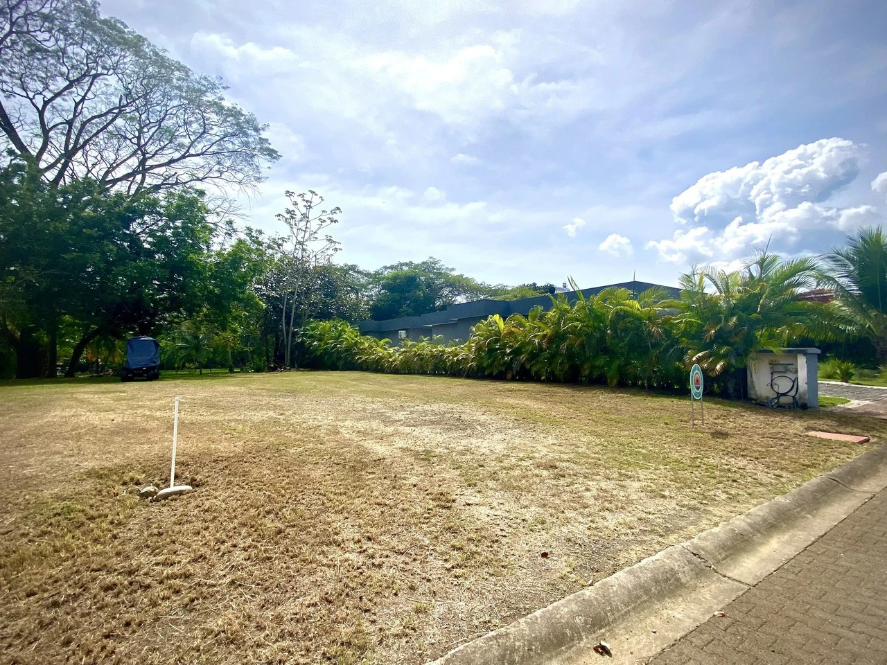 $340,000 USD Golf Garden Lot for Sale:  Build your dream home today! Gated Los Delfines Golf & Country Club Beachfront Village:  - 5 min walk to Swimming beach in Bahia Ballena on the Southern Nicoya  - Gallery image 4