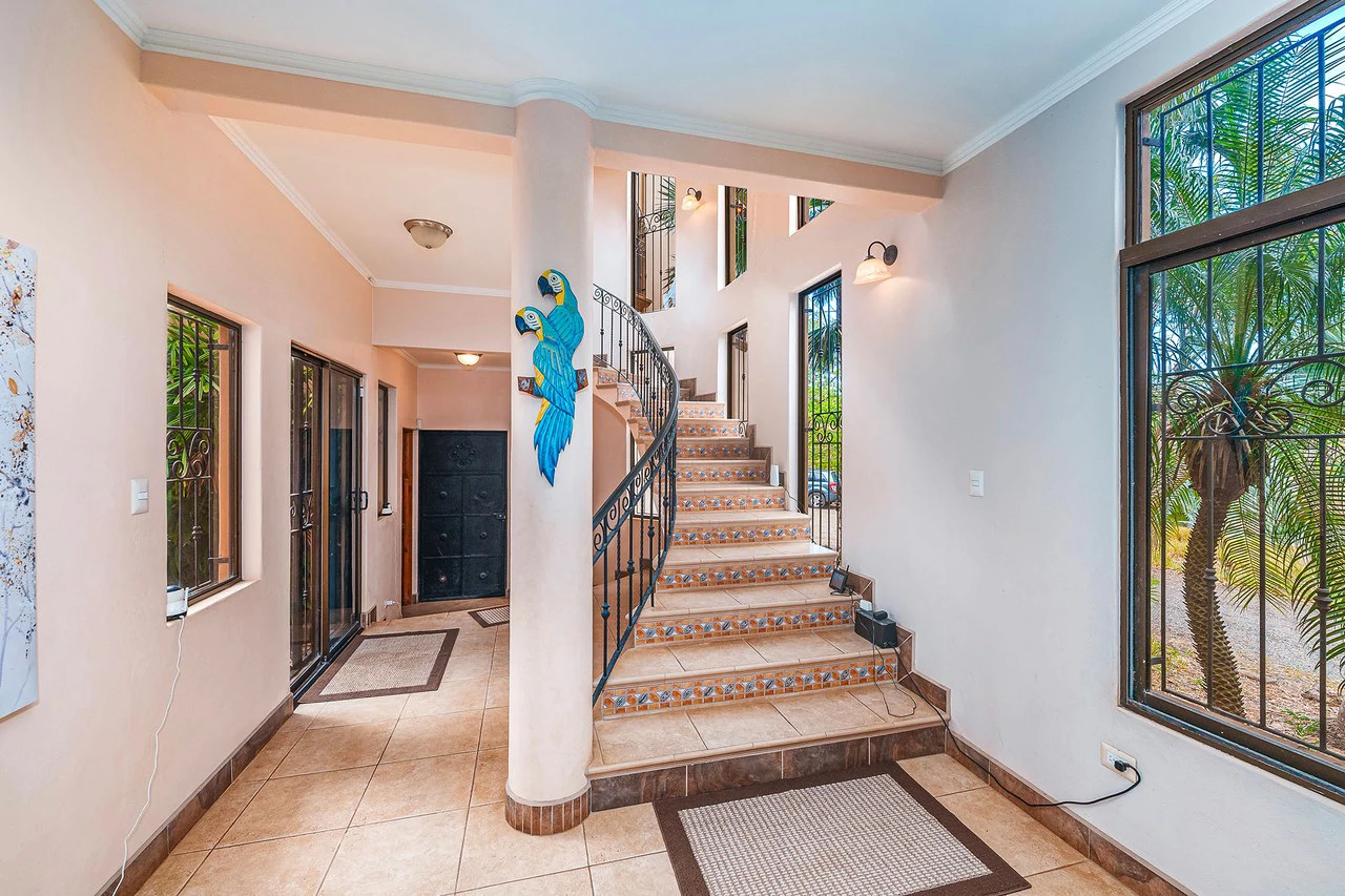 Casa Palacio: Elegant and Palatial 3BR in Gated Community - Gallery image 11