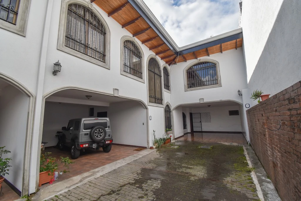 Excelente Oportunidad Propiedad con 2 casas en Trejos Montealegre: House For Sale in Trejos Montealegre - Gallery image 4