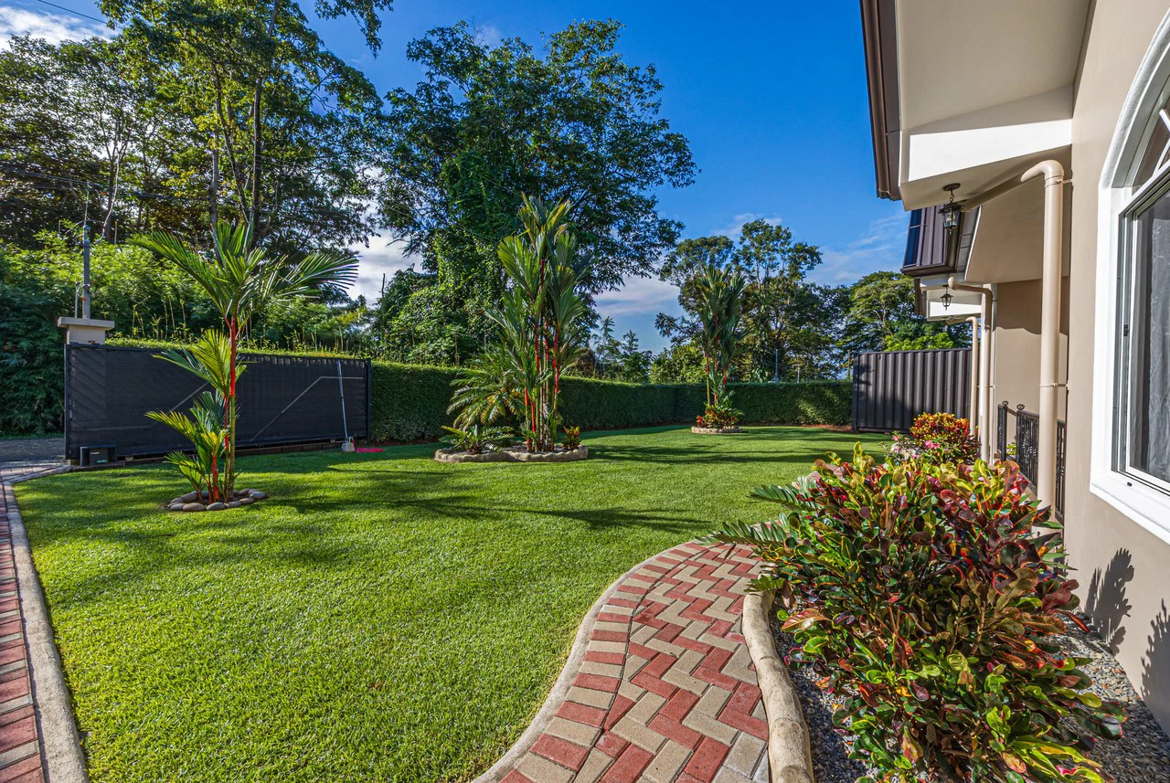 Exceptional 5-Bedroom Residence on Los Laureles Street – Prime Location & Versatile Layout - Gallery image 22