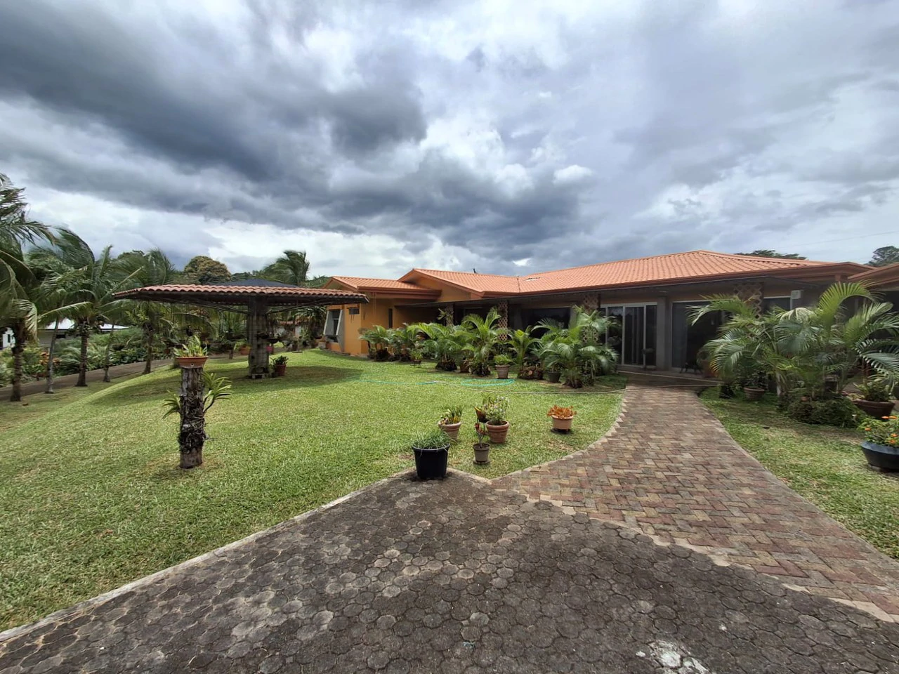 Casa Nostalgic: 5 bedroom home + Rental Apartment!