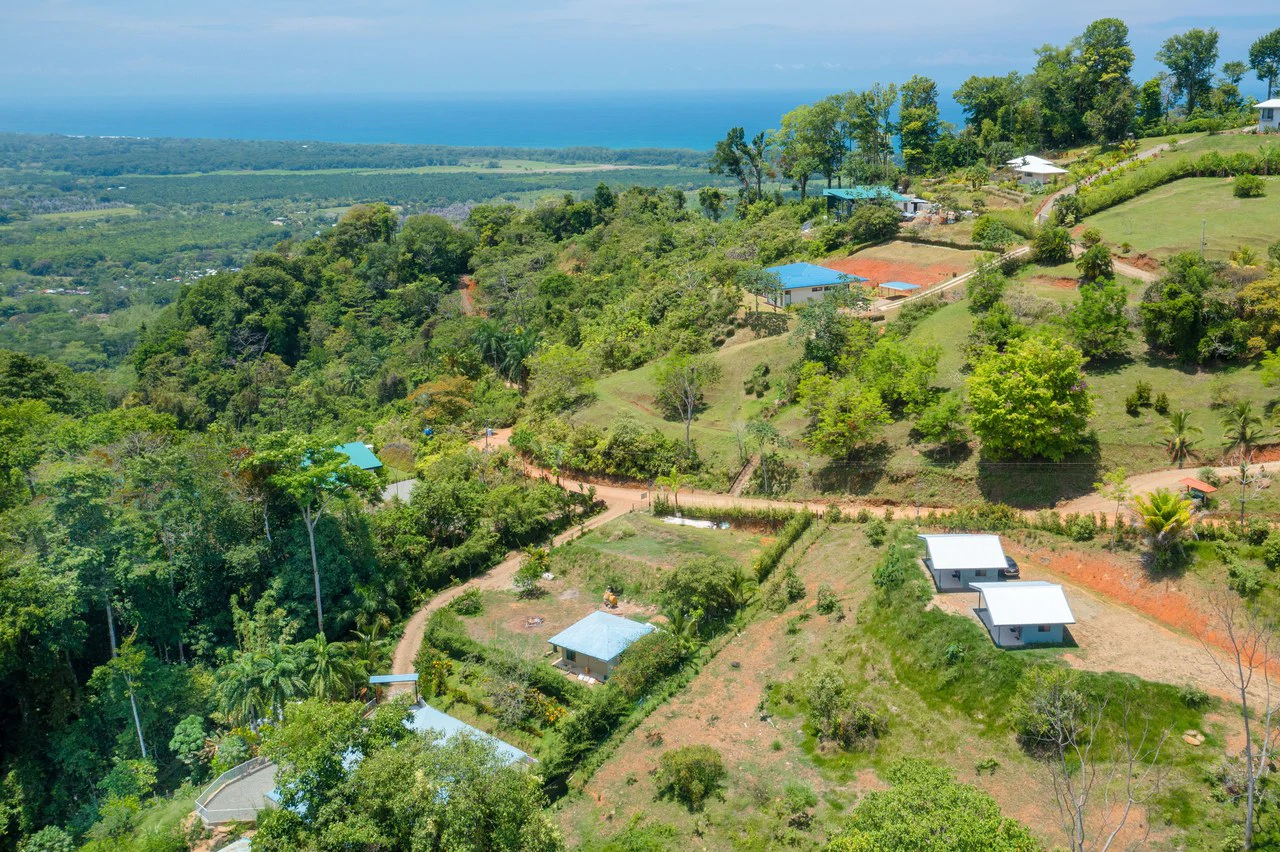 Mountain Mixed Use Building For Sale in Savegre - Gallery image 28