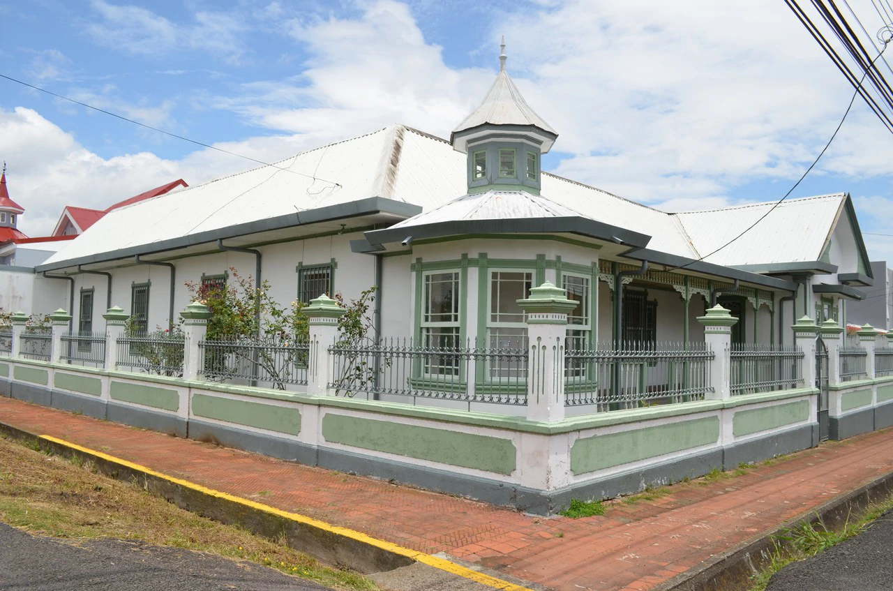 ELEGANTE CASA VICTORIANA: House For Sale in Santo Domingo
