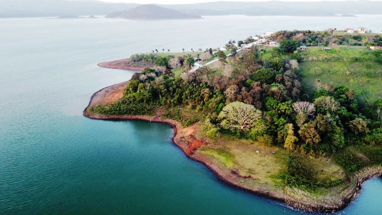 10.350 m2 Lakefront Property on Lake Arenal: Lakefront - 200 m2 bungalow with 10,350 m2 private land (building land) on Lake Arenal - Gallery image 7