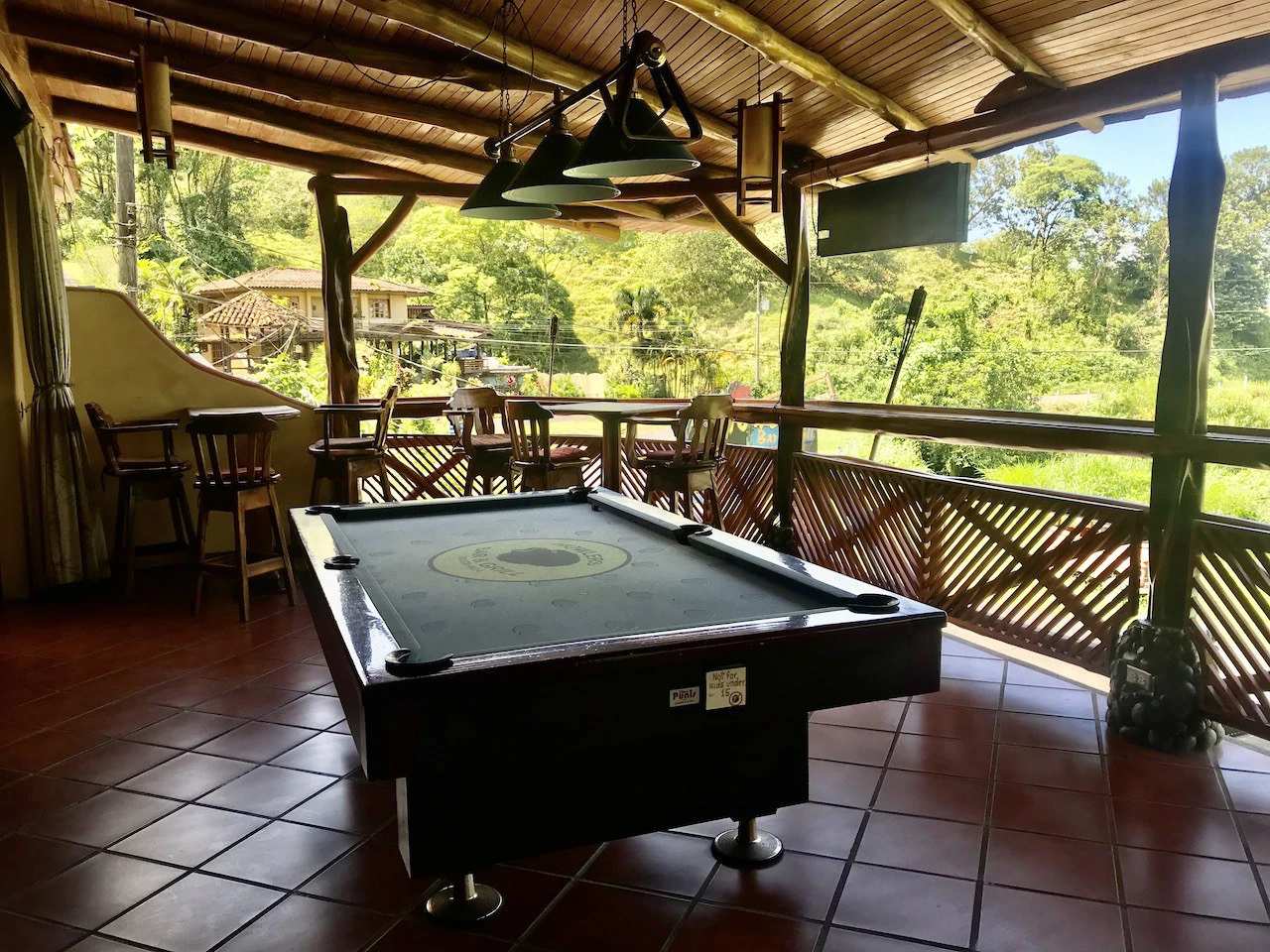 Howlers Bar n Grill: Well Established Bar and Restaurant For Sale in front of Lake Arenal. - Gallery image 4