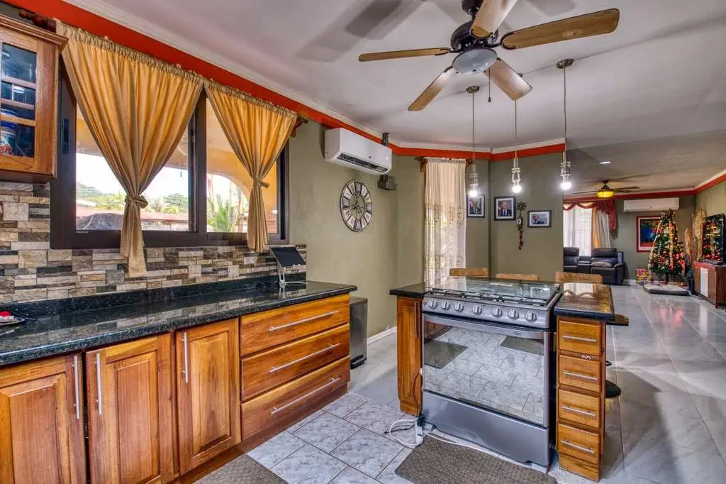 Discover this beautiful property in the heart of Jaco, a home built in the classic Costa Rican style - Gallery image 9