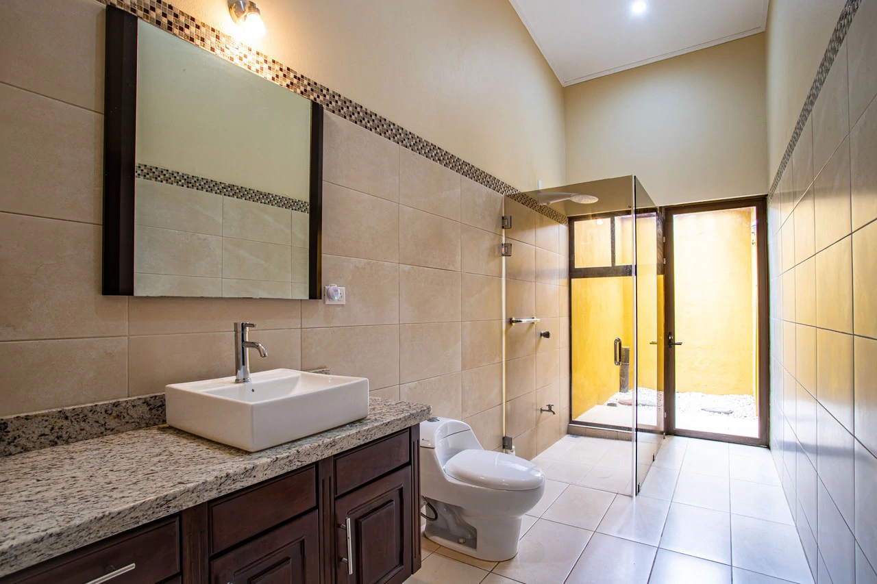 Modern Furnished Home Just 5 Minutes from Downtown Grecia - Gallery image 25