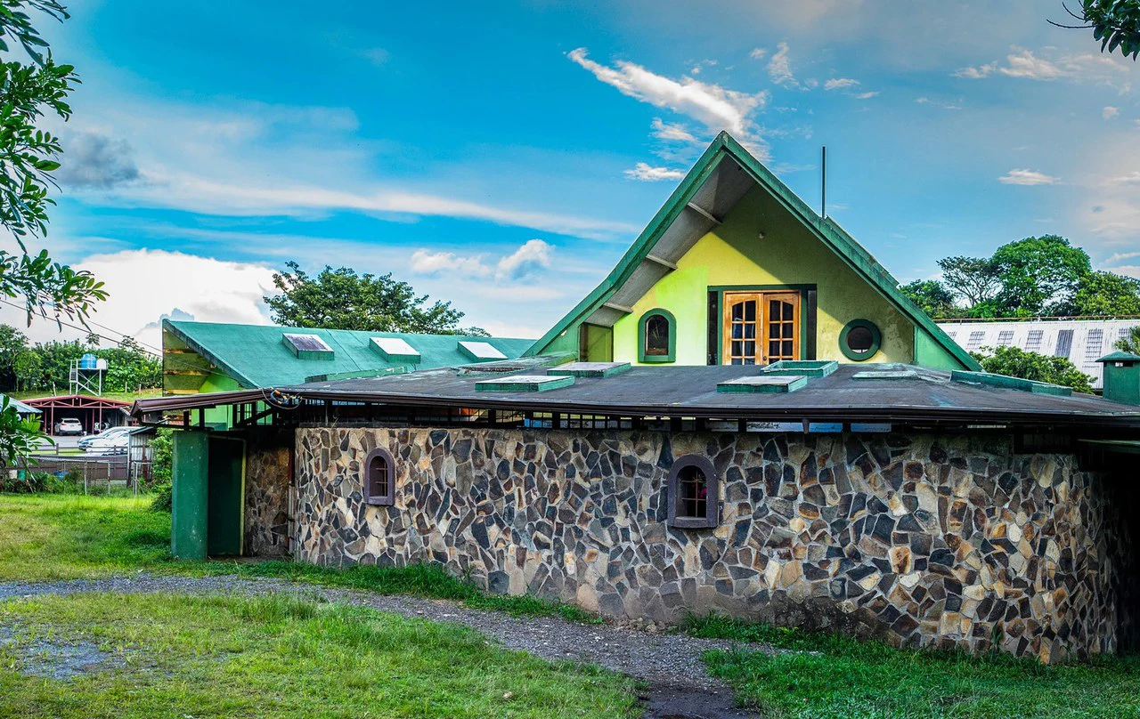 Five Corners Business Hub: Prime location on the main road surrounding Lake Arenal.. Commercial Potential !