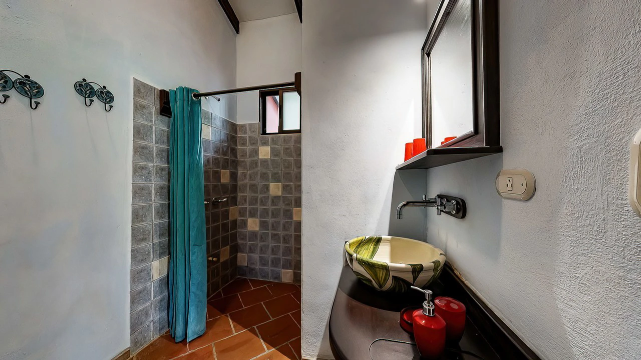 A TRANQUIL HAVEN: PRIME INVESTMENT OPPORTUNITY IN UVITA'S LUSH RIVER ENCLAVE: Mountain Hotel/Resort/Hostel For Sale in Uvita - Gallery image 42