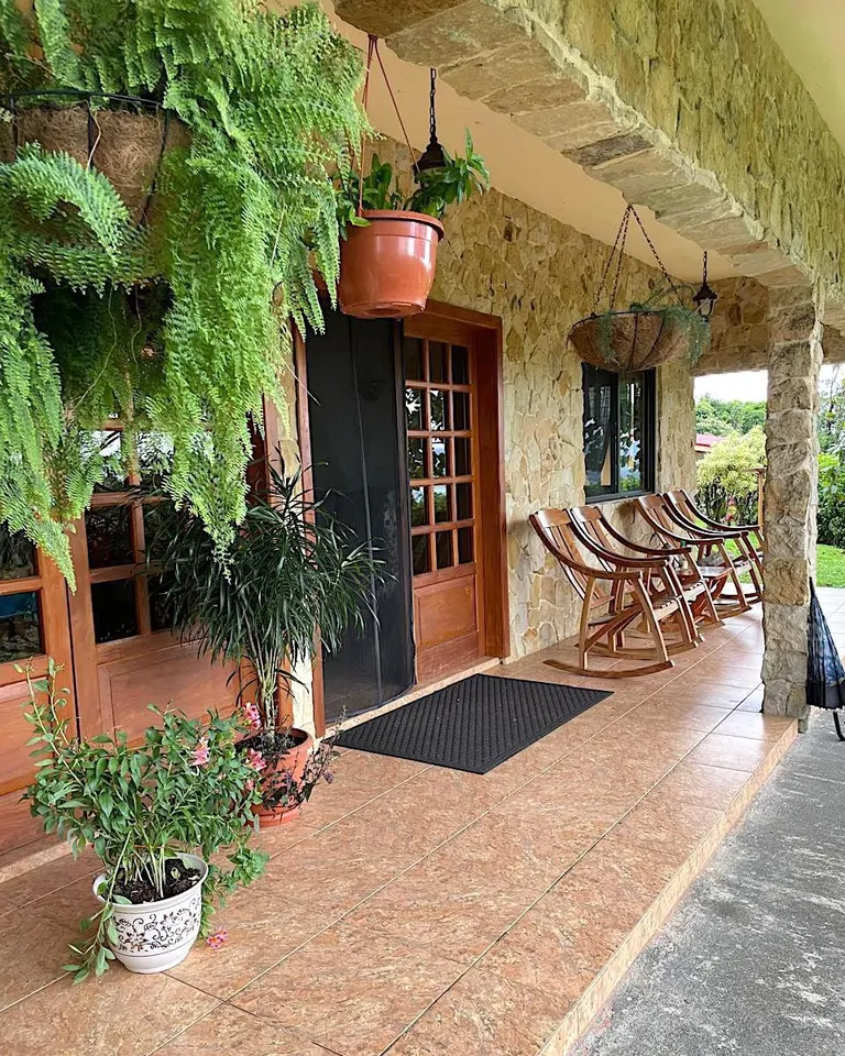 VILLA PIETRA: CAPTIVATING LAKE ARENAL ESTATE WITH GUEST CASITA