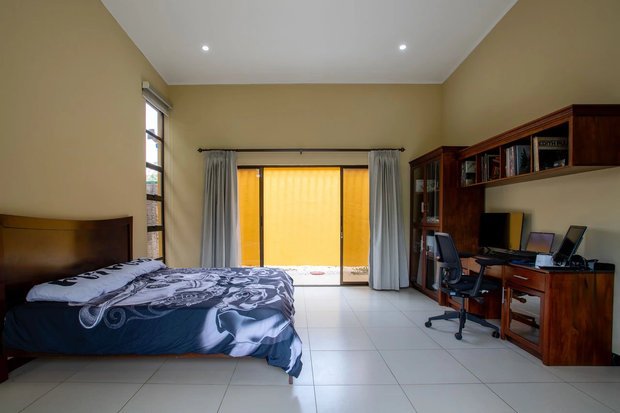 Modern Furnished Home Just 5 Minutes from Downtown Grecia - Gallery image 20