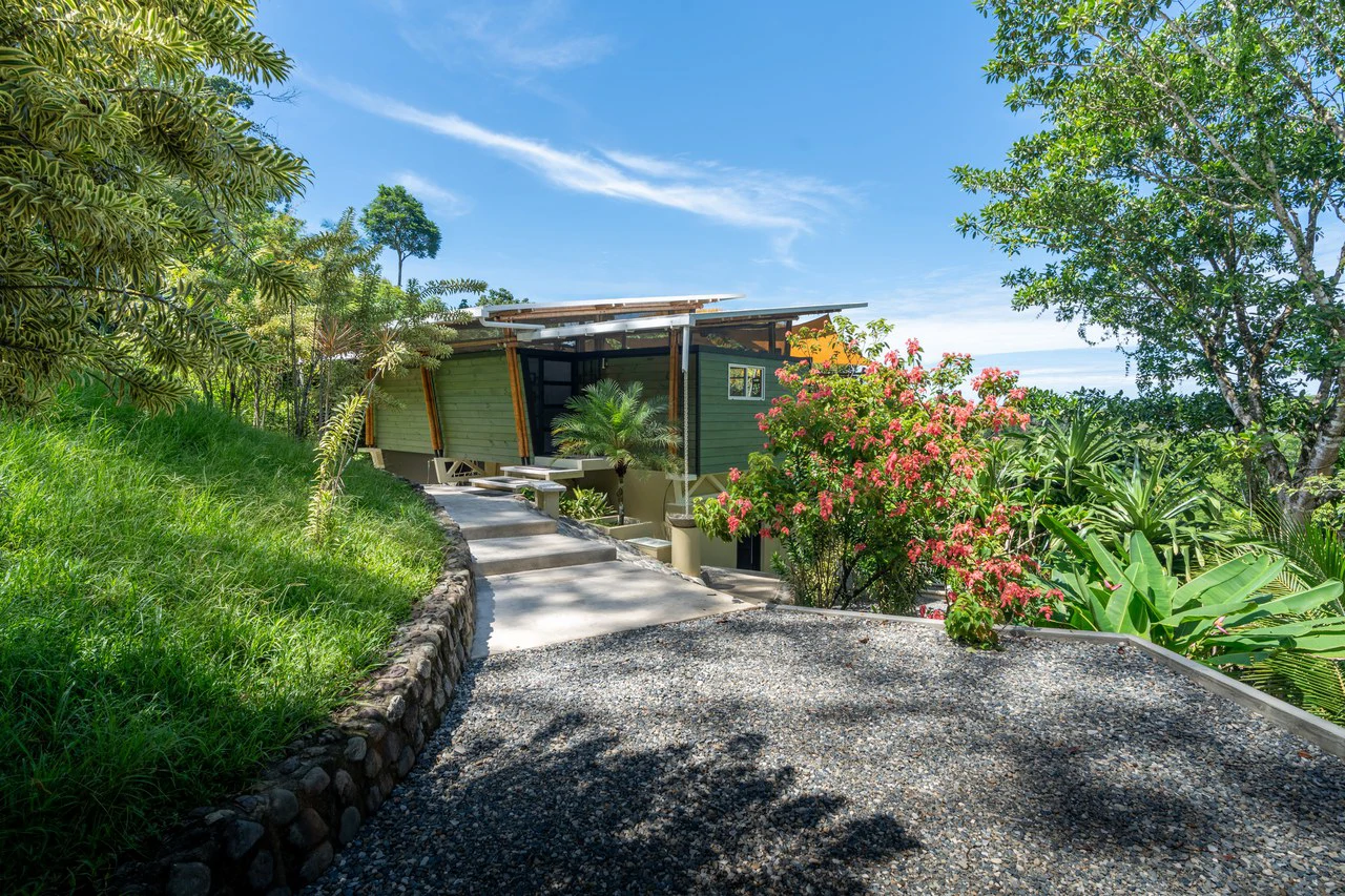 Casa Chiquita: Ocean View Retreat in the Heart of Ojochal – 3 Bed, 3 Bath with Pool, Fruit Trees & Prime Location - Gallery image 9