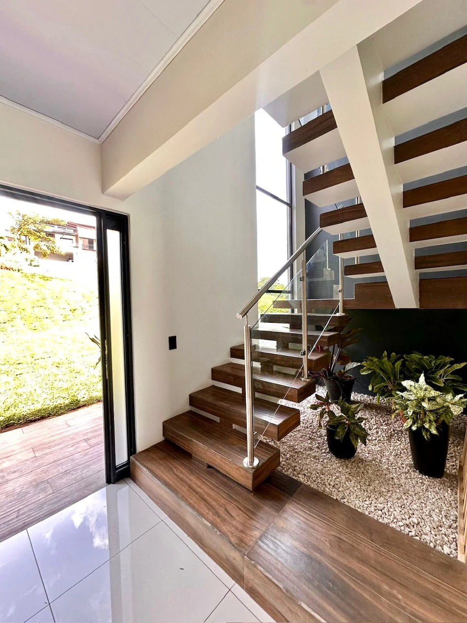 Casa 40 Grecia: Modern 4-BR Country Estate in Grecia | 4-Car Covered Garage, Solar Hot Water, First-Floor Bedroom & River Trails - Gallery image 11