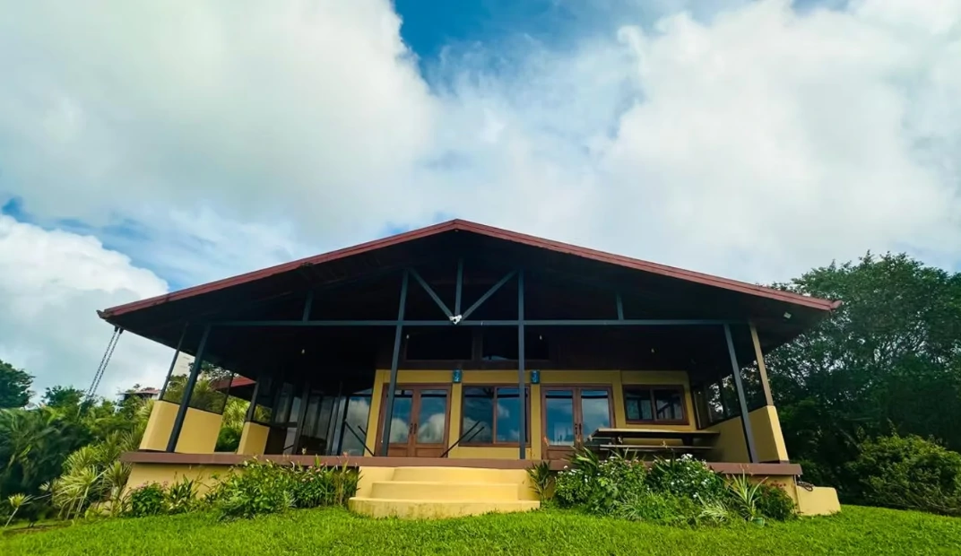 Pura Vida Costa Rica: Lake and Volcano view home, Garage and Guest Apartment