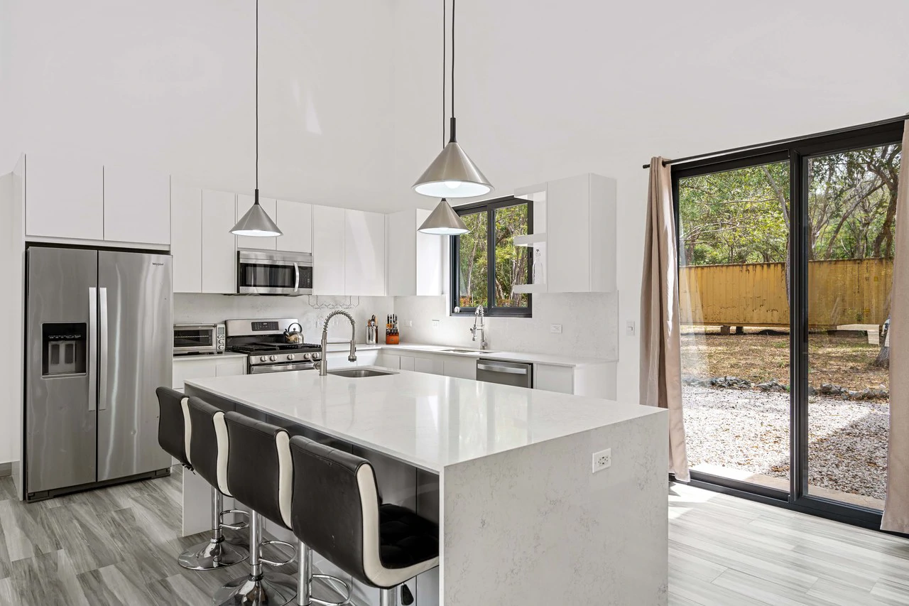 Casa Avalon: New 4-Bedroom Home on 1.48-Acre Lot – Build 2 More Structures, Just Minutes from the Beach! - Gallery image 4