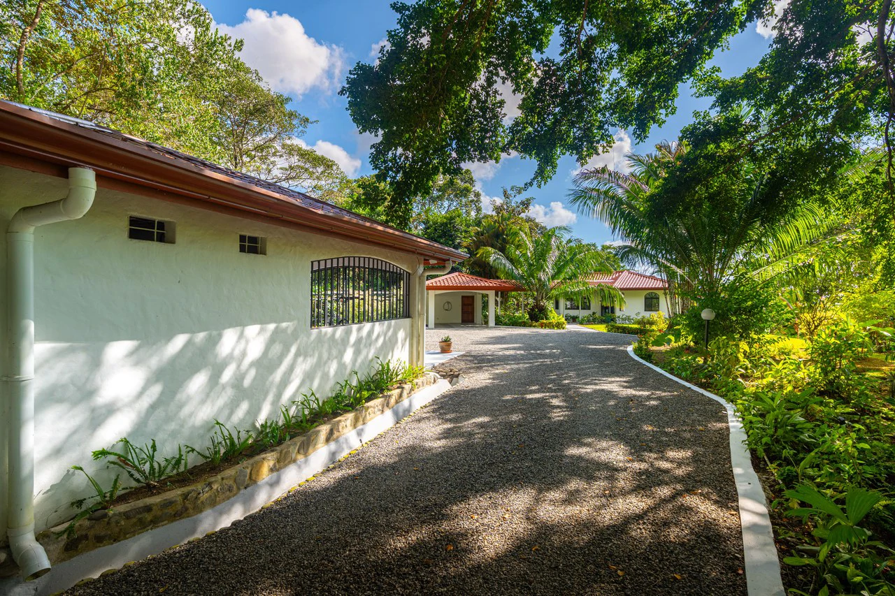 Villa Allamanda: Privacy Galore, Ocean, Jungle and Mountain Views - Gallery image 21