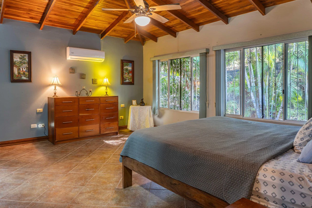 Casa Sereno: A Spacious Retreat Just Minutes From Town - photo 4