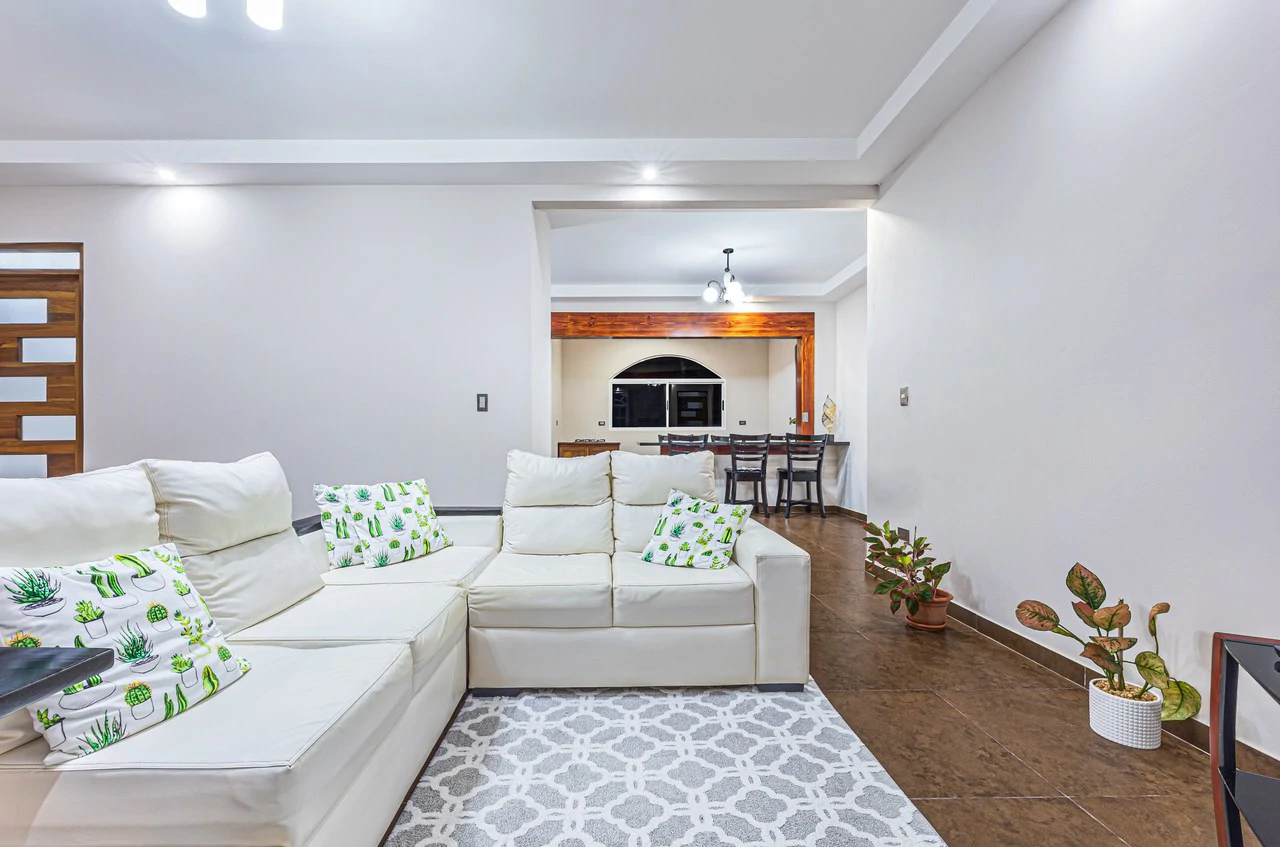 Exceptional 5-Bedroom Residence on Los Laureles Street – Prime Location & Versatile Layout - Gallery image 8