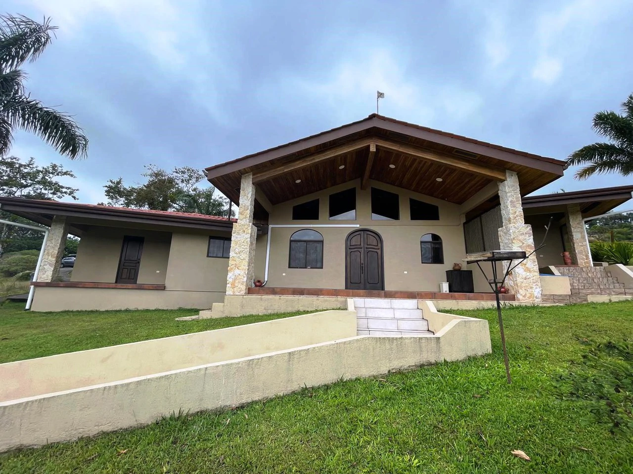 VILLA CANASOL : Lake View Home with Pool, Garage and Workshop - Gallery image 3