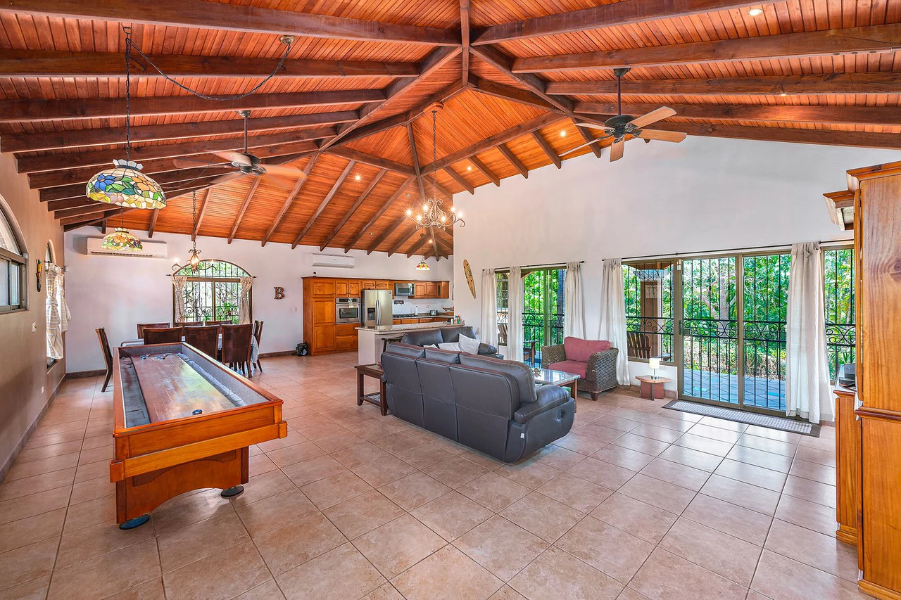 Casa Palacio: Elegant and Palatial 3BR in Gated Community - Gallery image 12