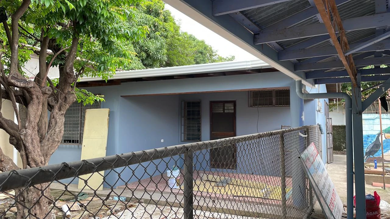 Property for rent or sale in the center of Liberia 2 houses with 350 m², 2 big living rooms, 7 rooms, a garden, and 9 parking lots - Gallery image 3