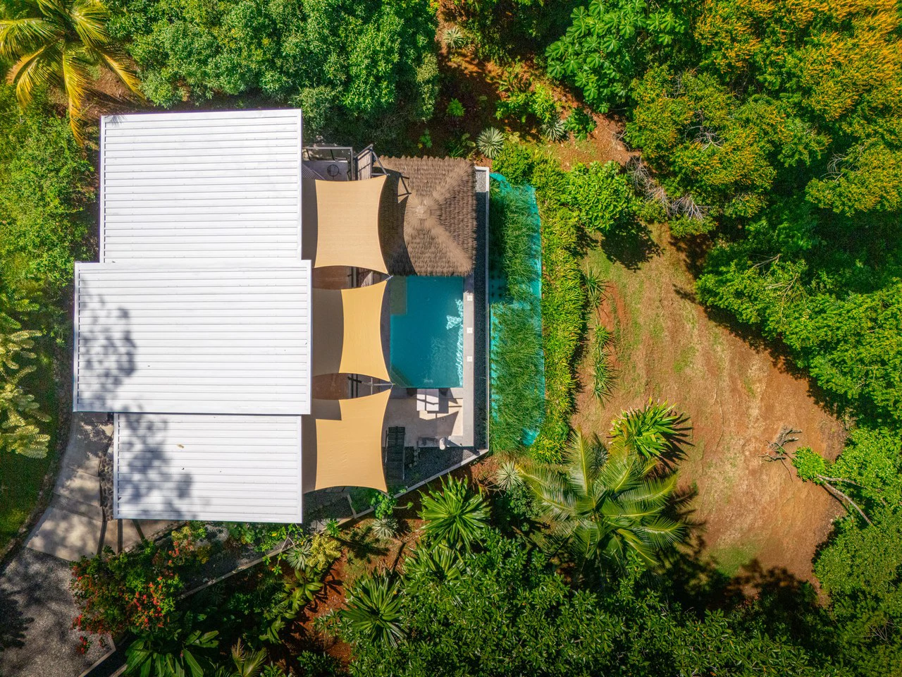 Casa Chiquita: Ocean View Retreat in the Heart of Ojochal – 3 Bed, 3 Bath with Pool, Fruit Trees & Prime Location - Gallery image 3