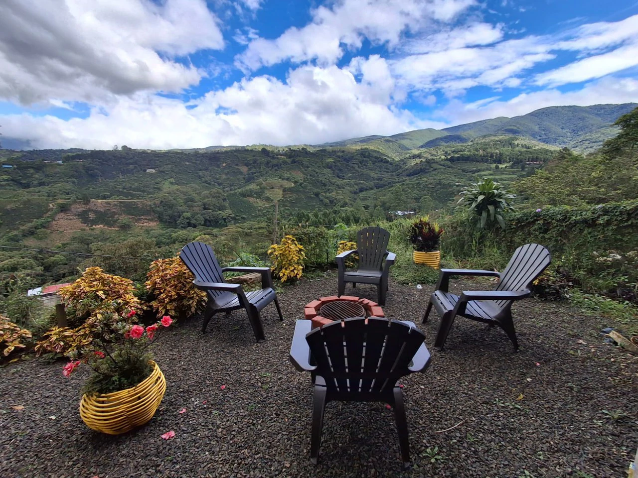 Casa Scenic Escape: Stylish cabin home with Panoramic Views!Views!
