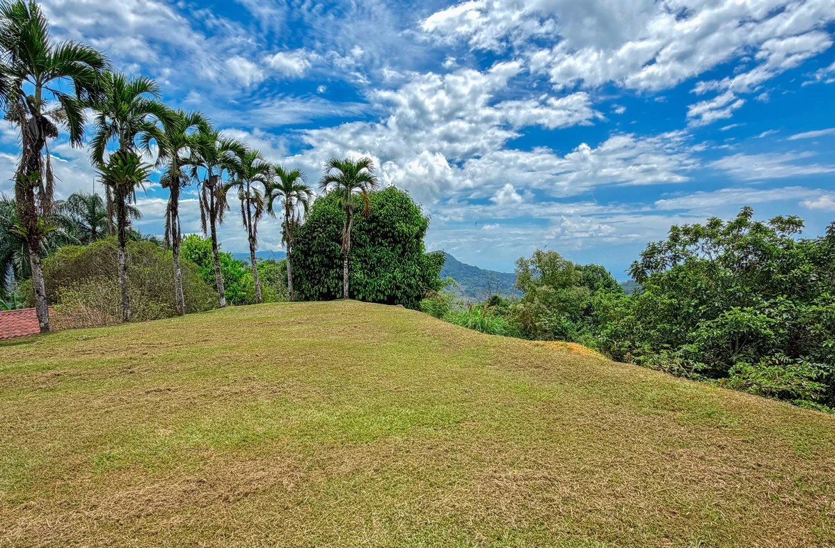 3.64 ACRES - 3 Bedroom Home With Expansive Ocean Views, Multiple Areas to Build, Public Road With Commercial Potential, 10min to the Beach!! - Gallery image 10