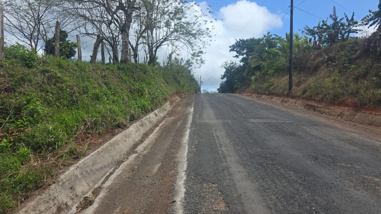 Expansive Year-Round Green Agricultural Property with Rolling Hills and a River – One Hour from Liberia - Gallery image 5