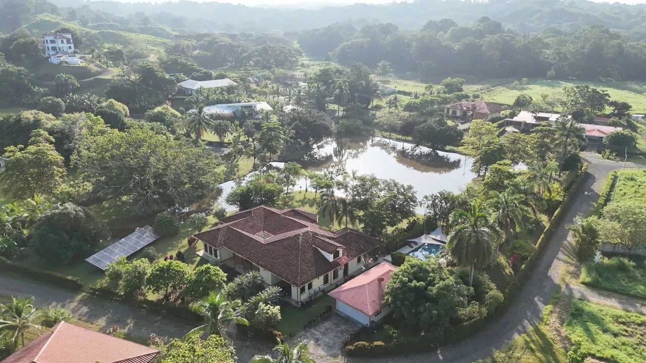 Tropical Luxury Estate with Private Lake, Pool & Prime Location Near Costa Rica’s Best Beaches: Near the Coast House For Sale in Parrita - Gallery image 6