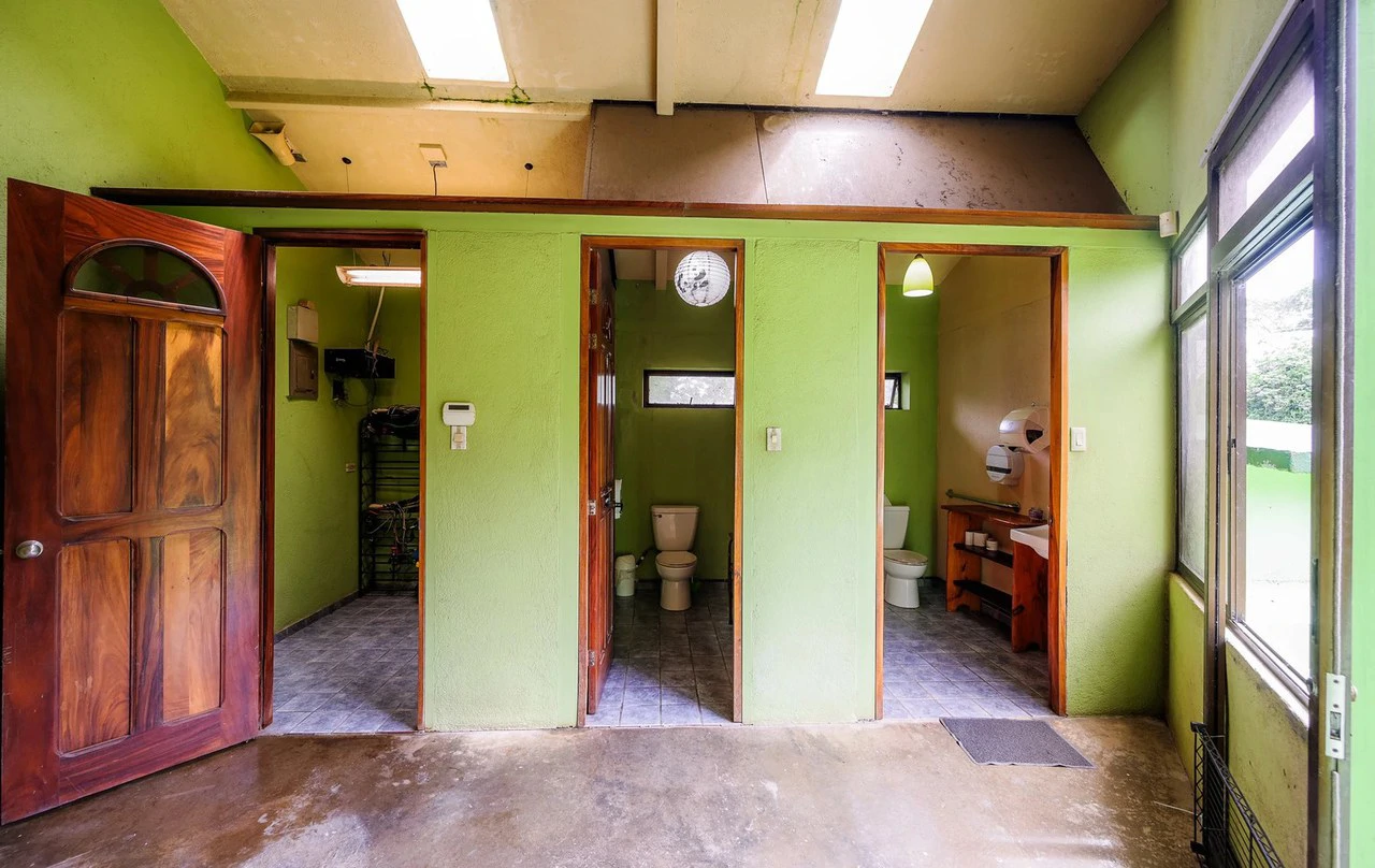 Five Corners Business Hub: Prime location on the main road surrounding Lake Arenal.. Commercial Potential ! - Gallery image 14