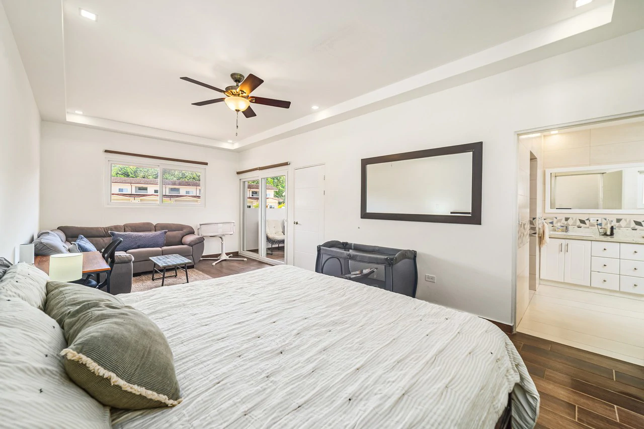 Jacarandas #11: Elegant Townhouse Minutes from the Beach - Gallery image 26