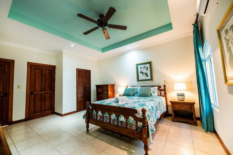 Amazing Casa Grande: Enormous Home with Pool near the Beach in a highly sought after Community! - Gallery image 19