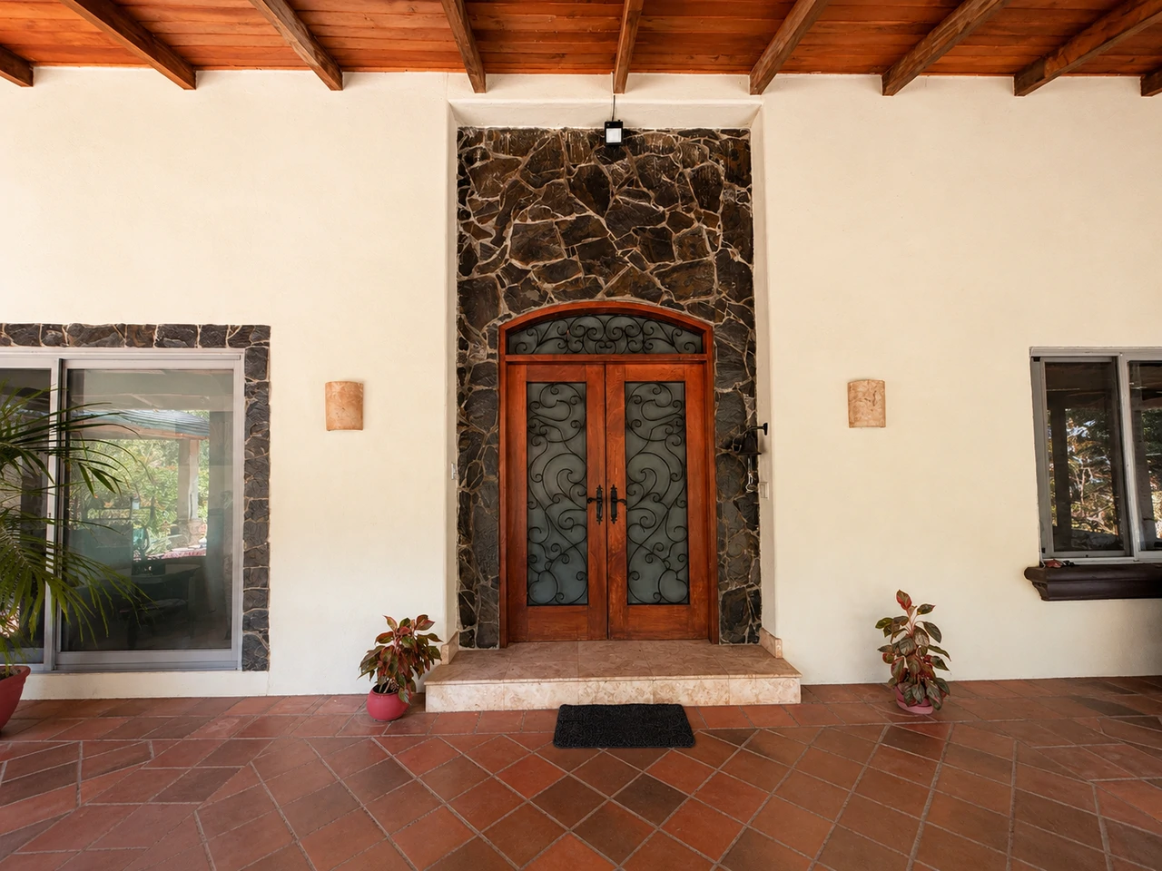 Liberia Luxury Nature Retreat: Exclusive Luxury Estate for Sale in Liberia Guanacaste with Natural Creek and Tourism Potential - Gallery image 7
