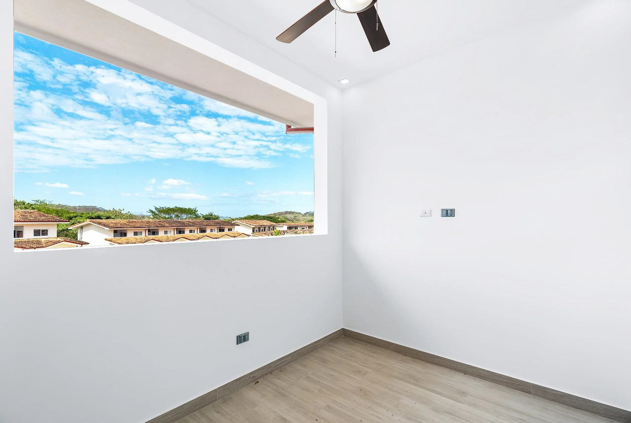 Jacarandas #22: Modern Townhome with Amenities Just Minutes from the Beach - Gallery image 13